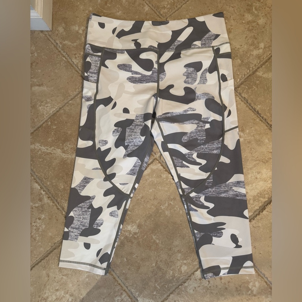 Zyia camo leggings. Cropped leggings (approx. calf length), size 16-18.